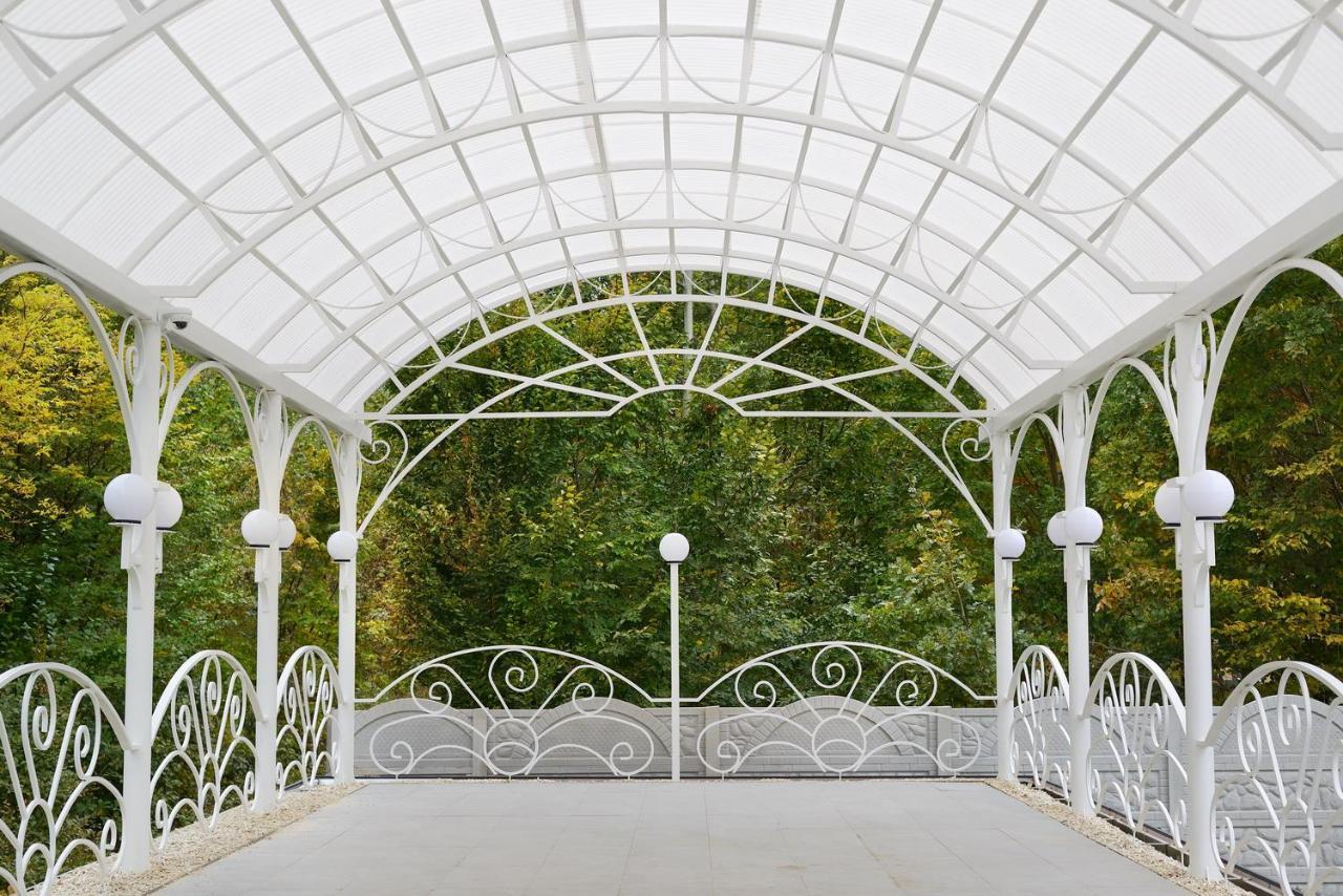 Hotel Tunnel Of Love Klevan' Exterior photo